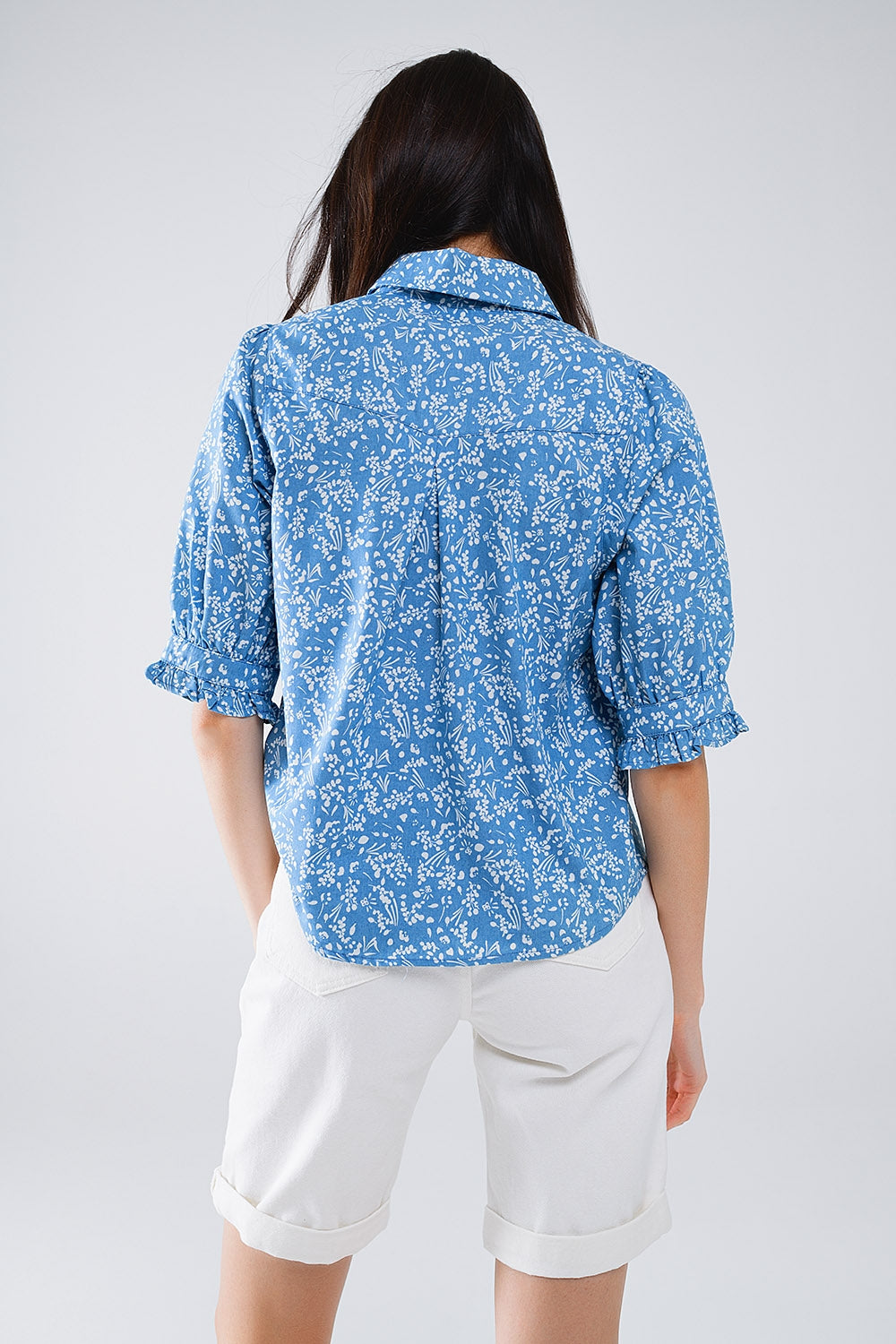 Blauwe blouse met bloemendessin en korte mouwen