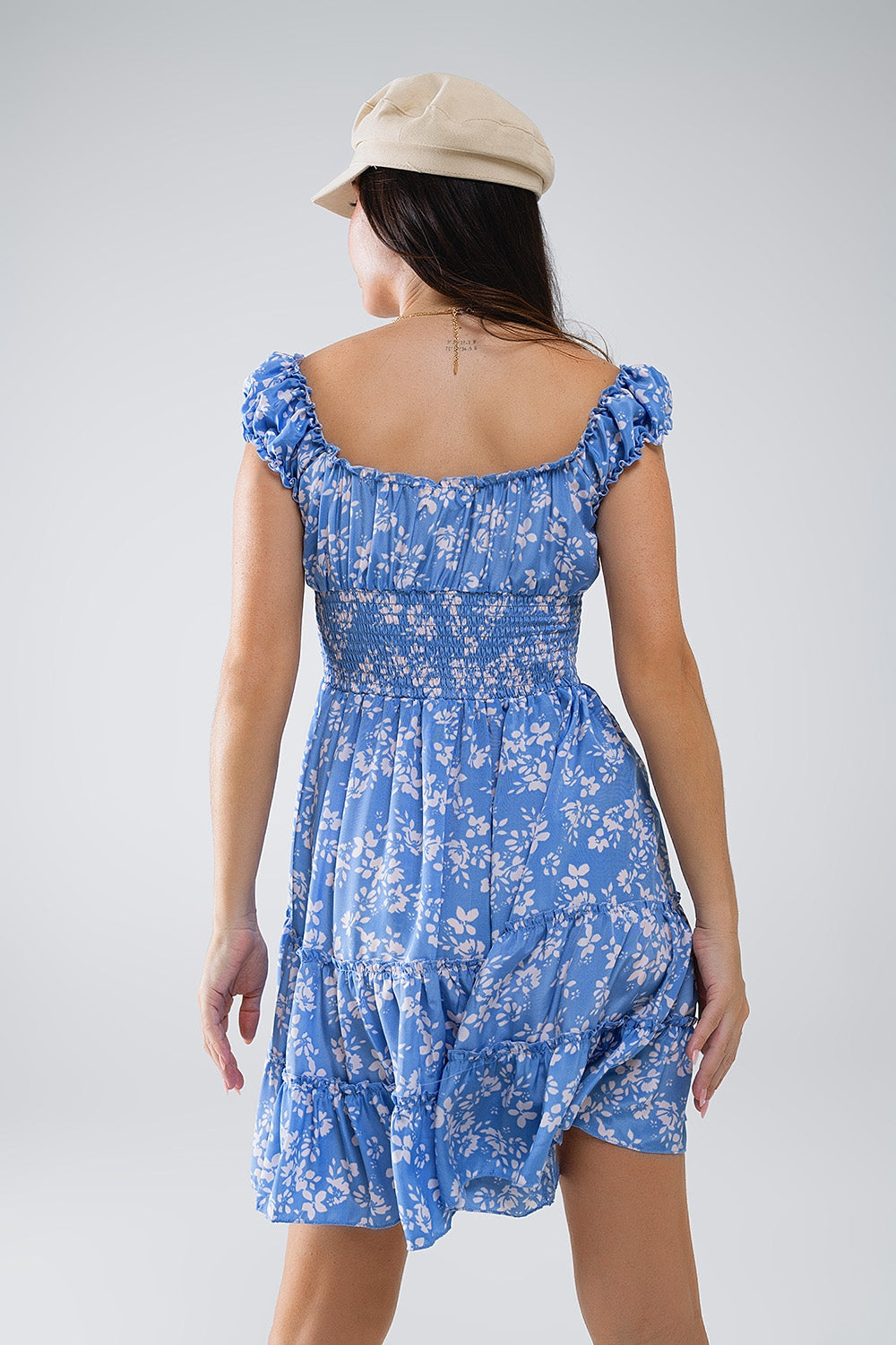 Blauwe korte jurk met witte bloemenprint en elastische taille