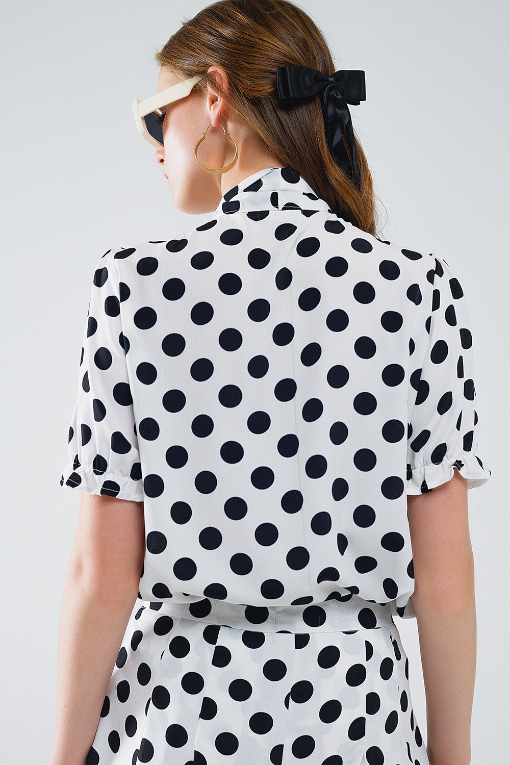 Blouse met stippen en stropdas