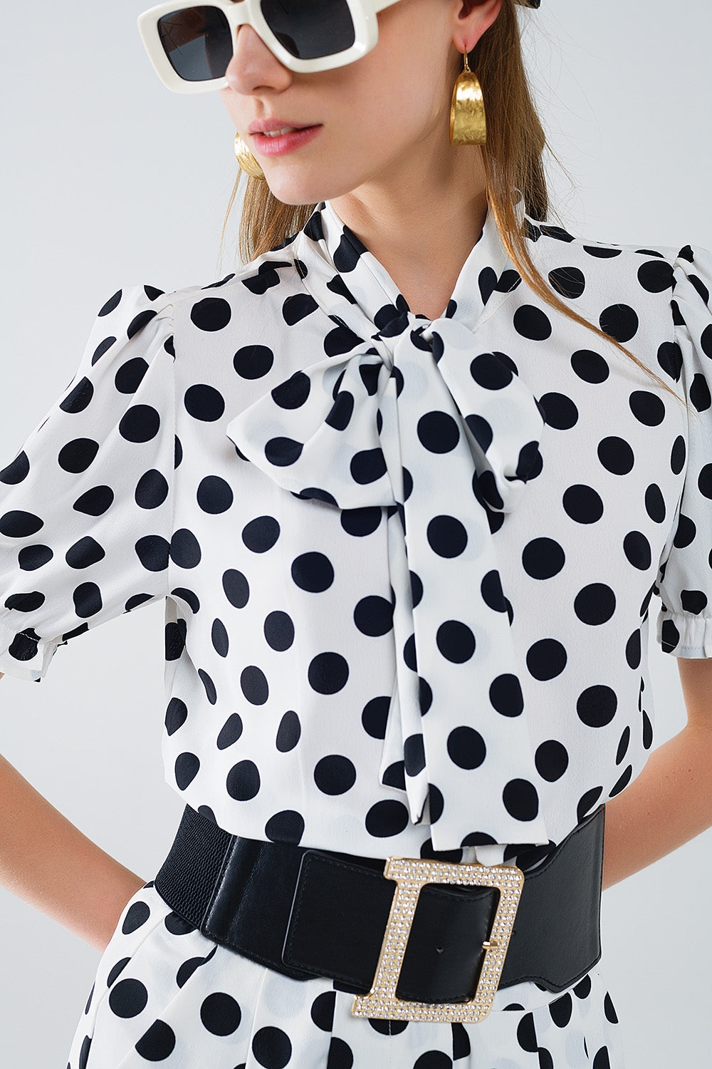 Blouse met stippen en stropdas