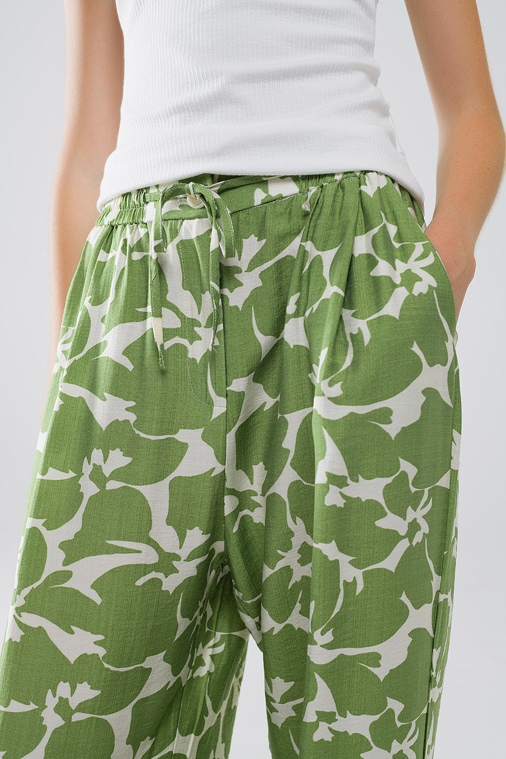 Broek met elastische taille en groene bloemenprint