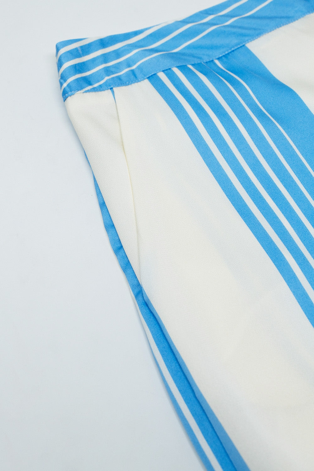 Crème broek met verticale lichtblauwe strepen