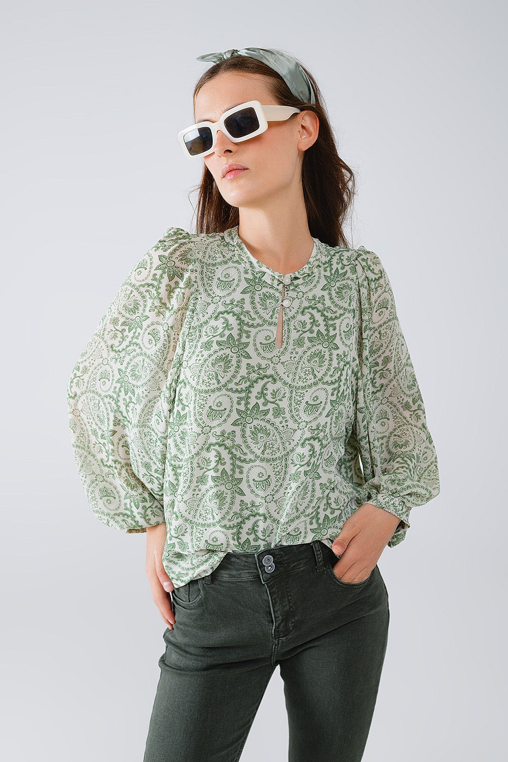 Q2 Groene chiffon blouse met bloemenprint en lange ballonmouwen