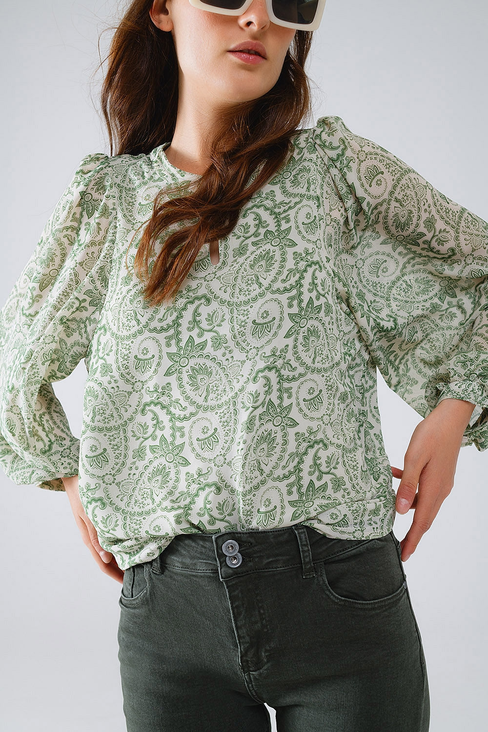 Groene chiffon blouse met bloemenprint en lange ballonmouwen