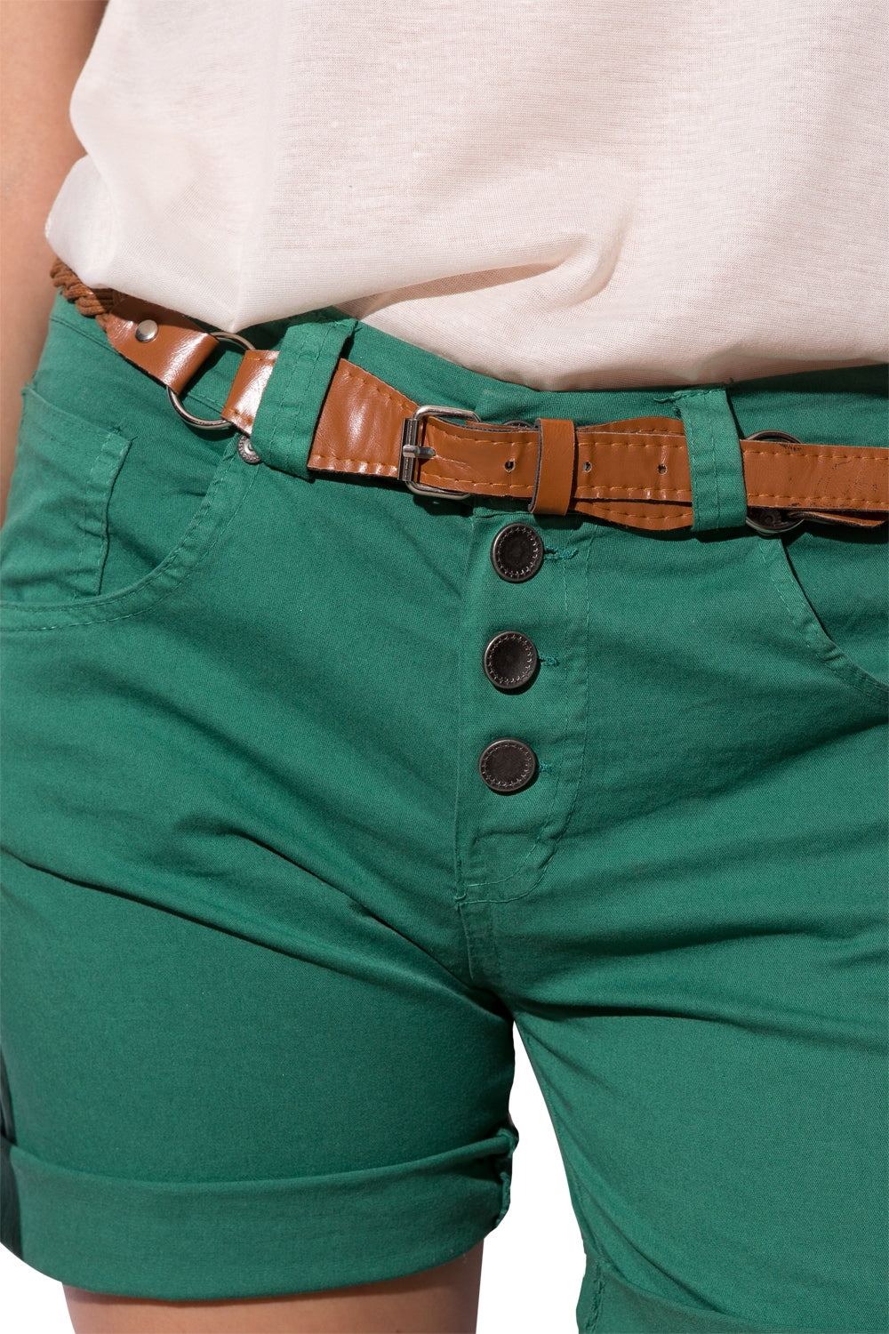 groene korte broek met zichtbare knopen