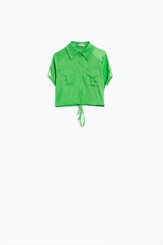 Q2 Groene korte satin blouse met borstzakken en koordjes onderaan