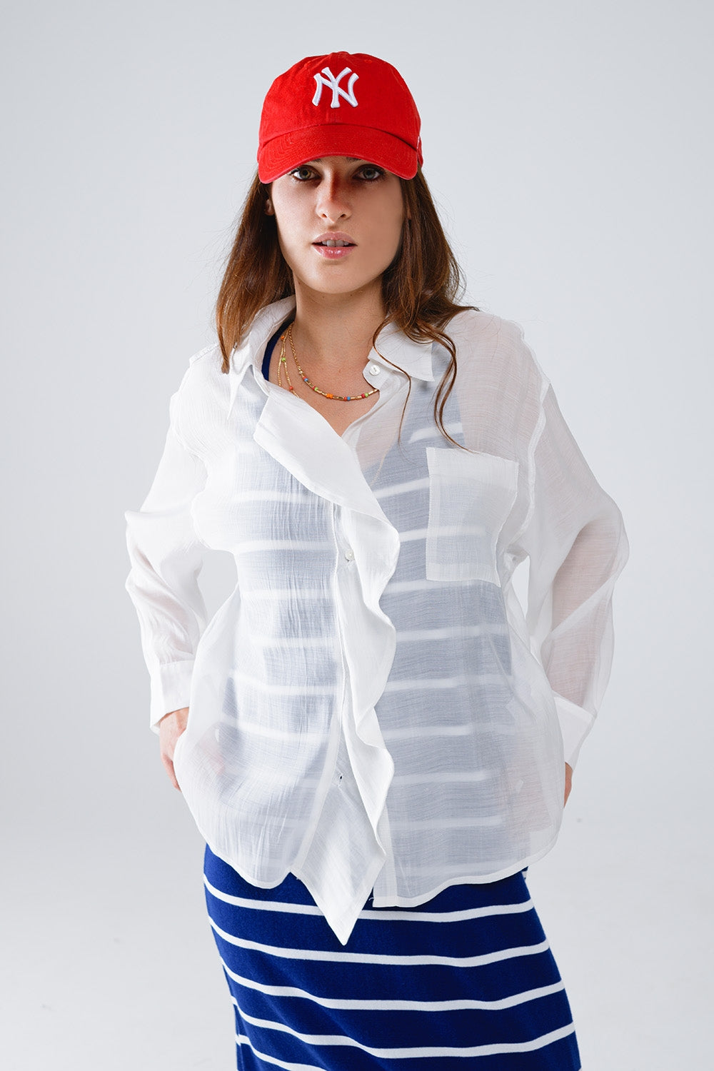 Half doorschijnende witte blouse met ruches aan de voorkant