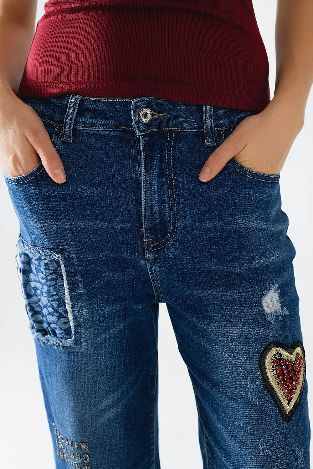 Jeans met wijde pijpen versierd met enkele patches