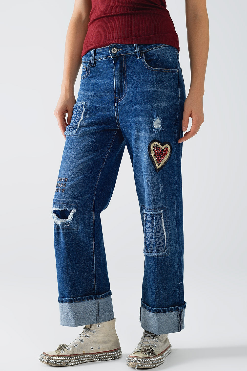 Jeans met wijde pijpen versierd met enkele patches