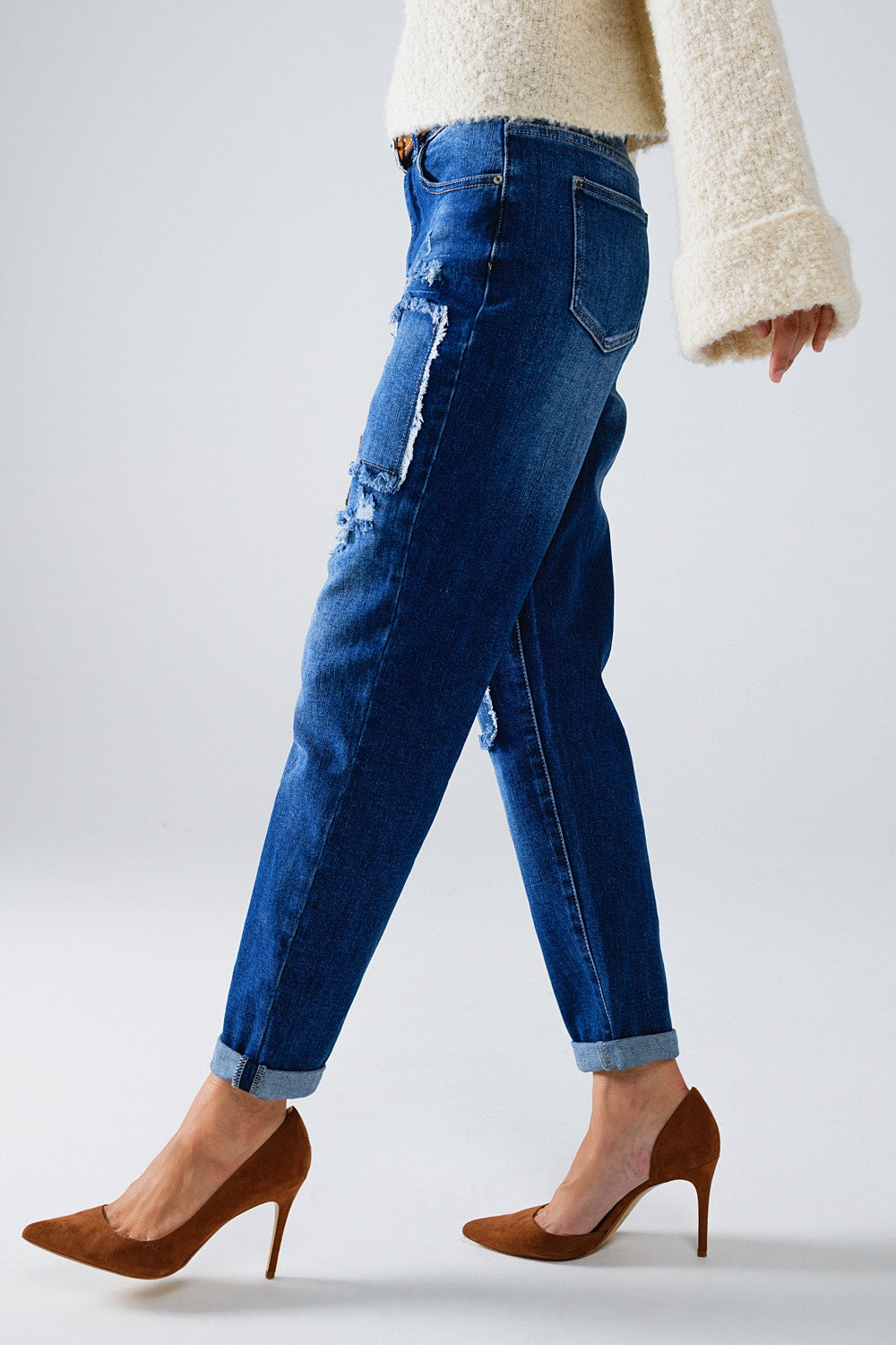 Losse blauwe jeans met subtiel ripped design en patches