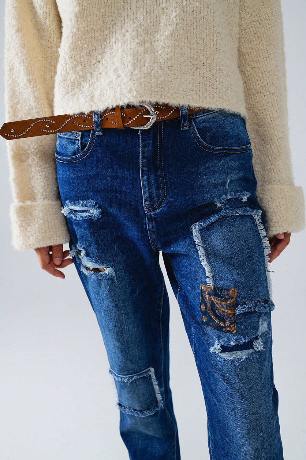 Losse blauwe jeans met subtiel ripped design en patches