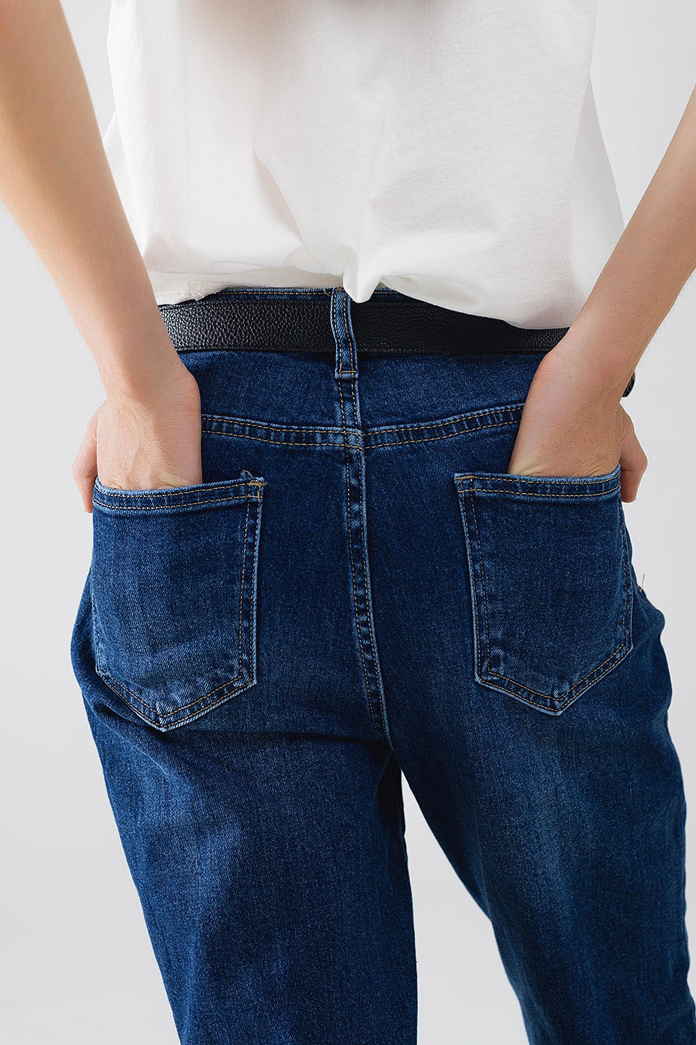 Rechte blauwe jeans met Strass details aan de voorkant en gerafelde uiteinden