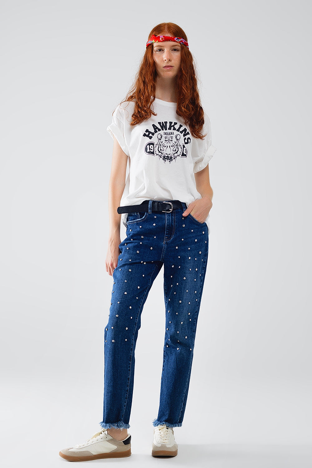 Rechte blauwe jeans met Strass details aan de voorkant en gerafelde uiteinden