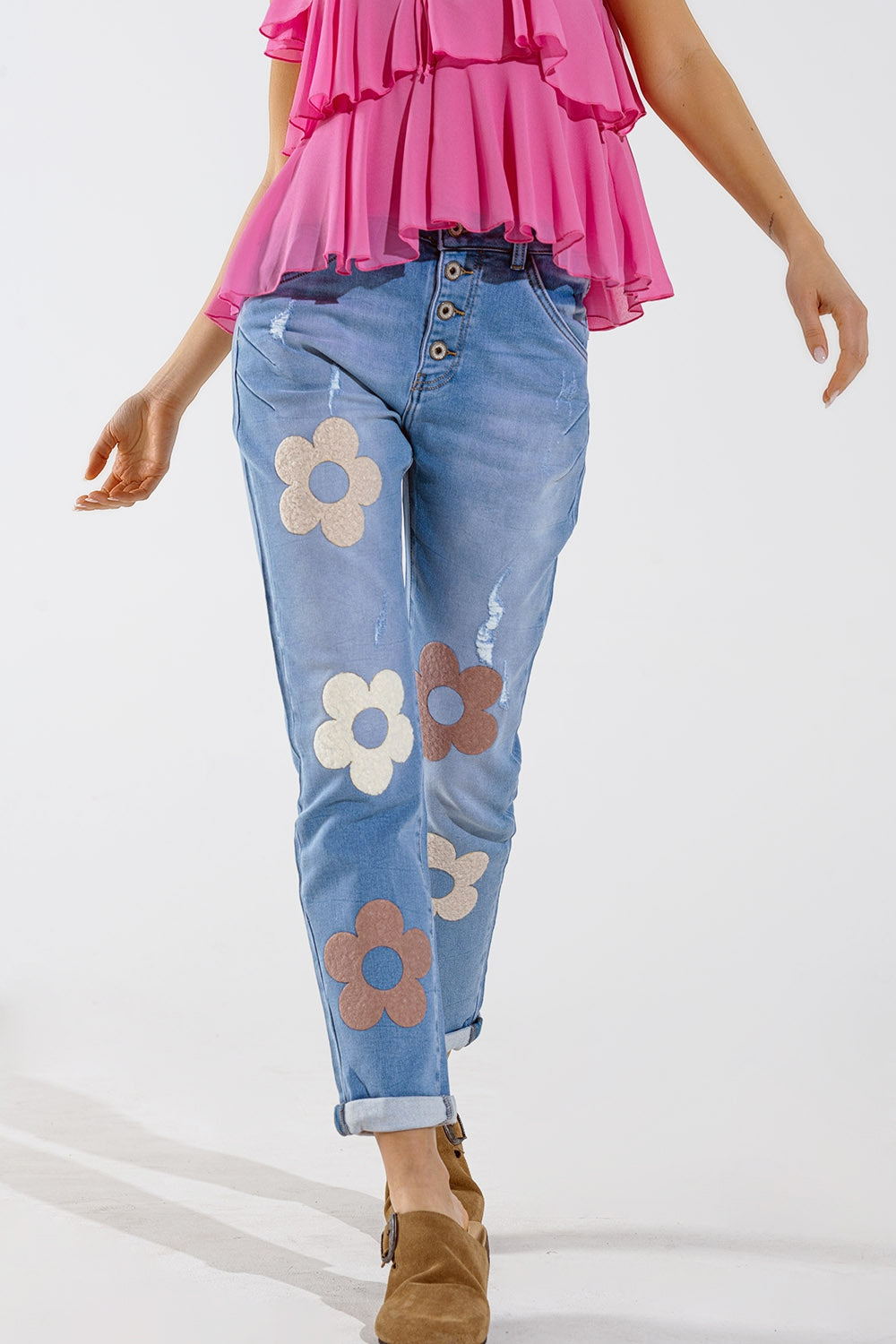 Rechte jeans met knoopsluiting en bloemendetail aan de voorkant