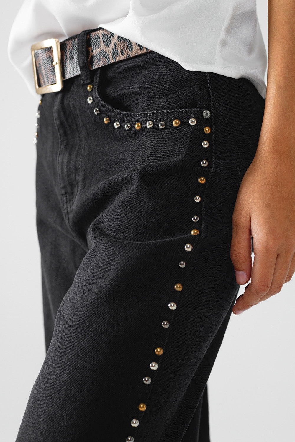 Q2 Rechte jeans met stud details op de binnenkant in zwart