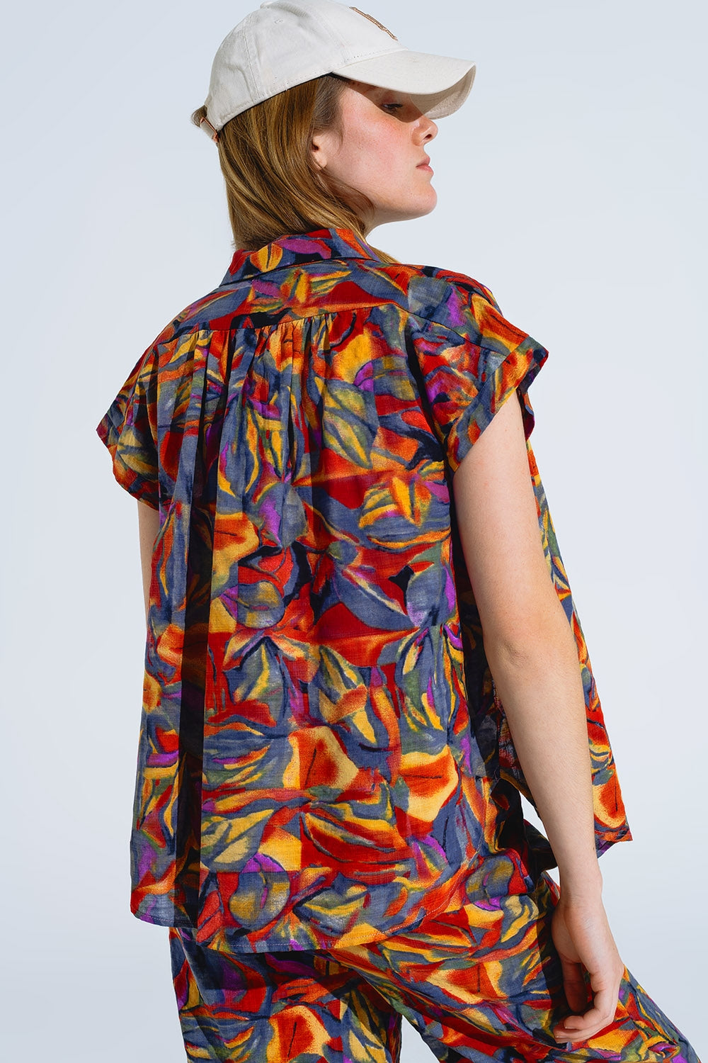 Rode Knoop Blouse Met Veelkleurige Bloemenprint