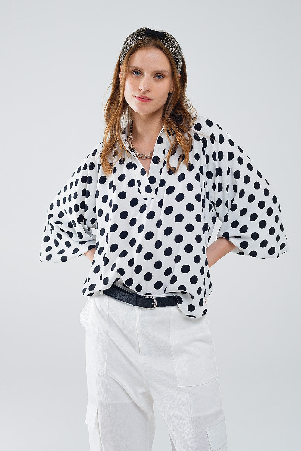 Q2 Stippenblouse met V-hals en ballonmouwen