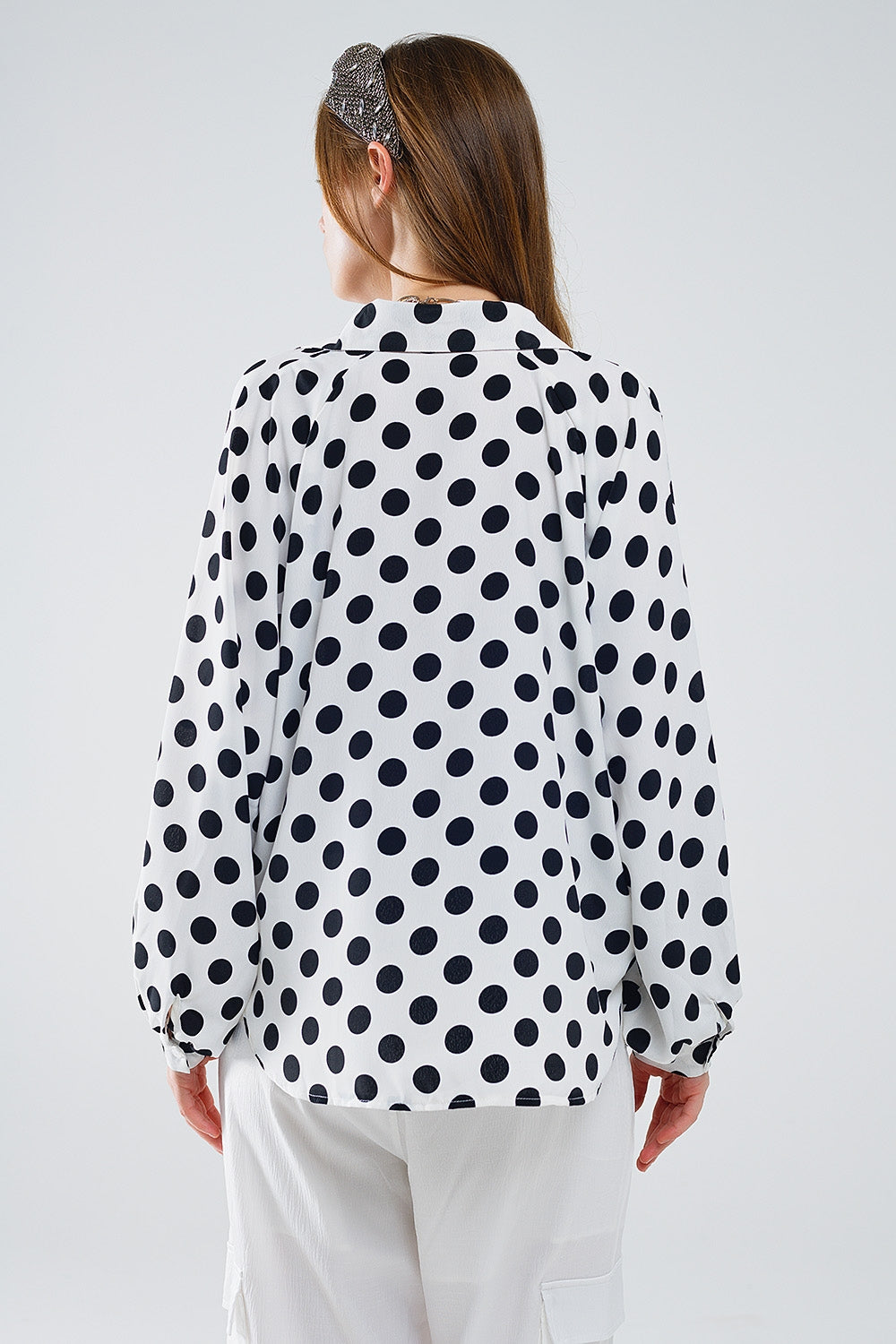 Stippenblouse met V-hals en ballonmouwen