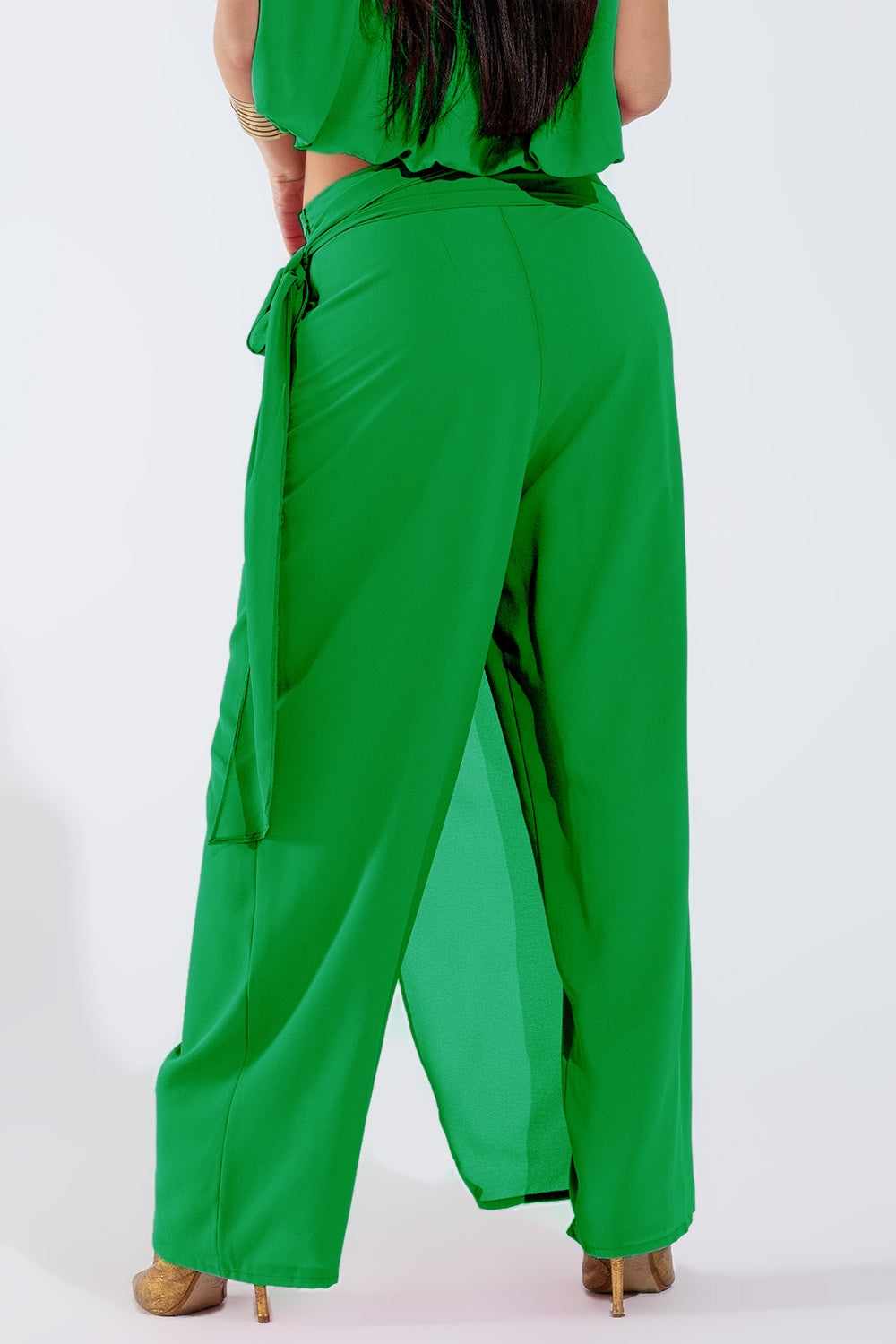 Wijde groene broek met overslagrok gestrikt aan de zijkant