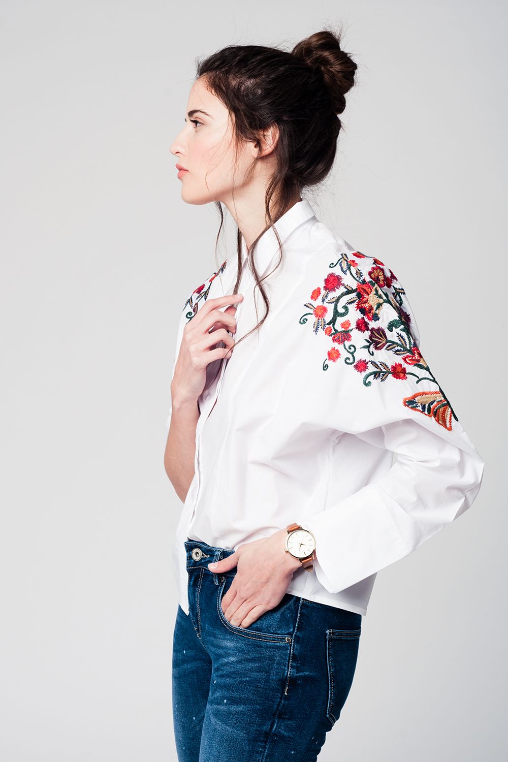 Q2 Witte blouse met geborduurd bloemendetail op de mouwen