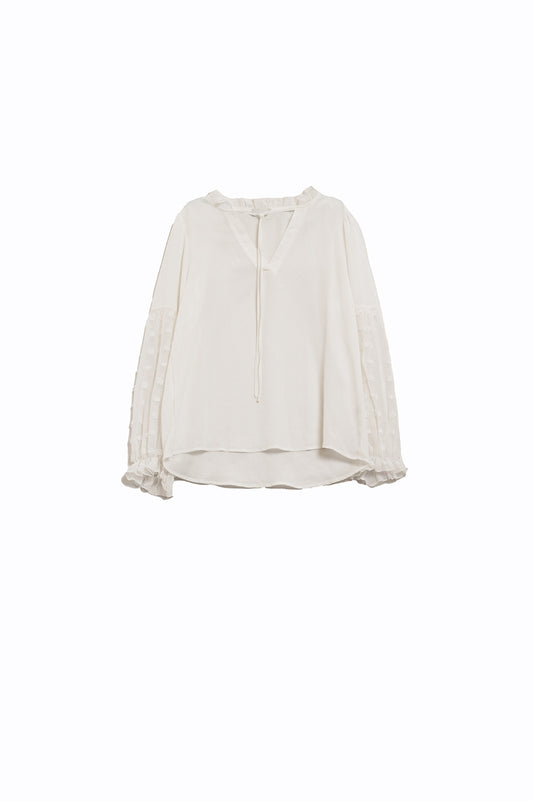 Q2 Witte blouse met stippen op lange mouwen met V-hals