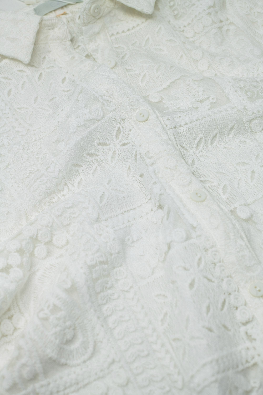 witte gehaakte jurk met knopen