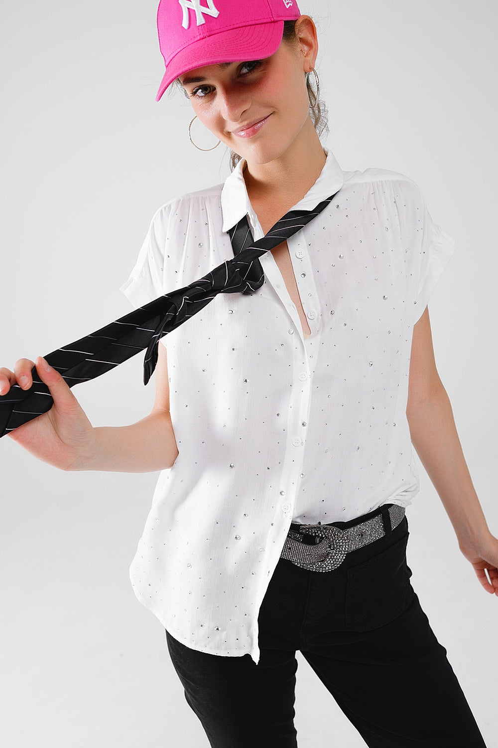 Witte Knoop Blouse Met Strass Over En Korte Mouwen