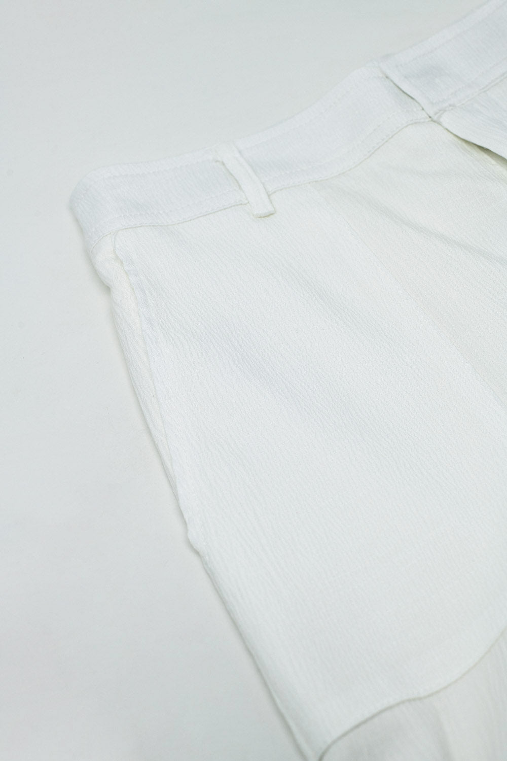 Witte satin broek met zijzakken en riemhoepels