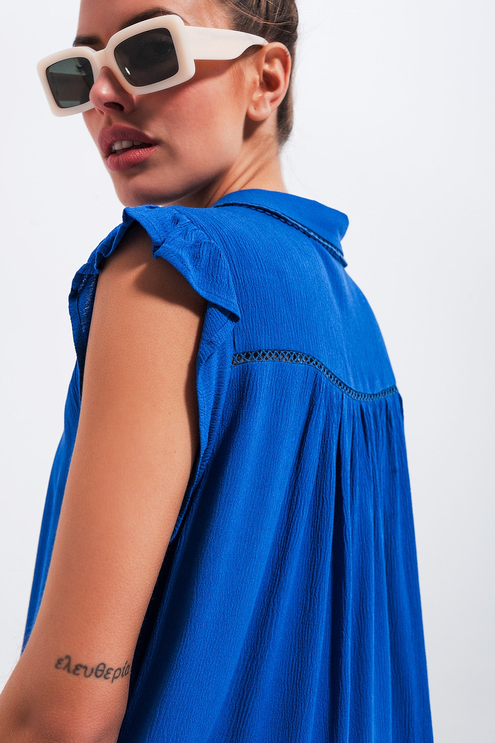 Blouse and ruffles on the sleeves in blue