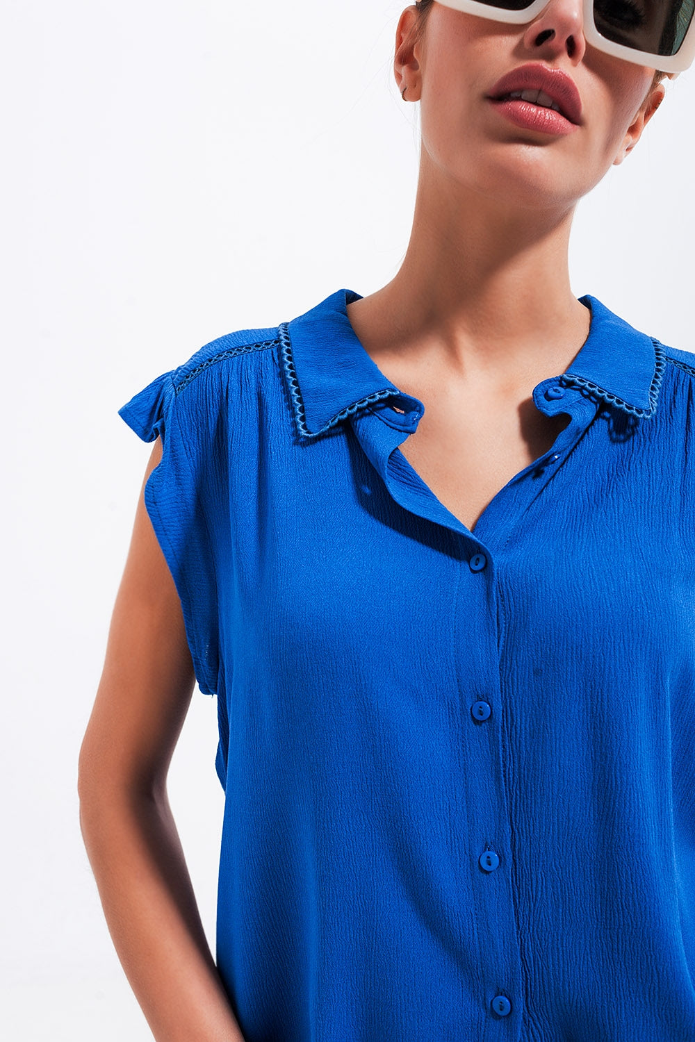 Blouse and ruffles on the sleeves in blue