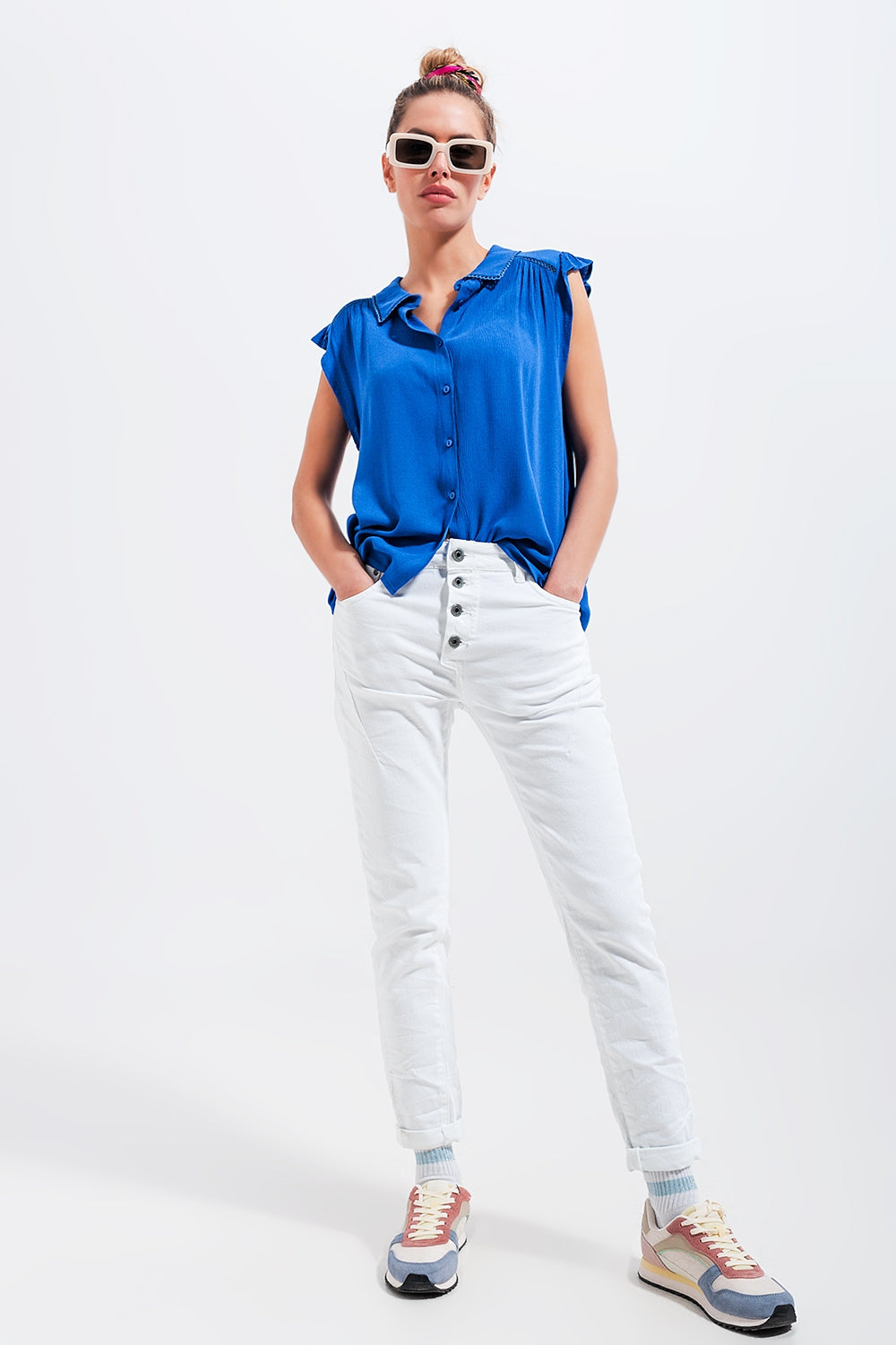 Blouse and ruffles on the sleeves in blue