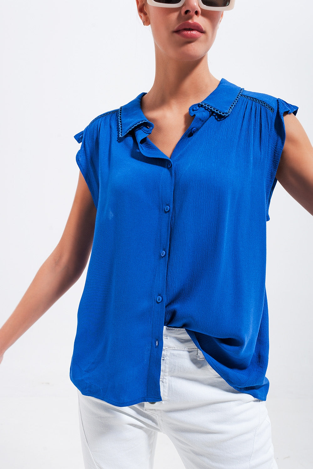 Blouse and ruffles on the sleeves in blue