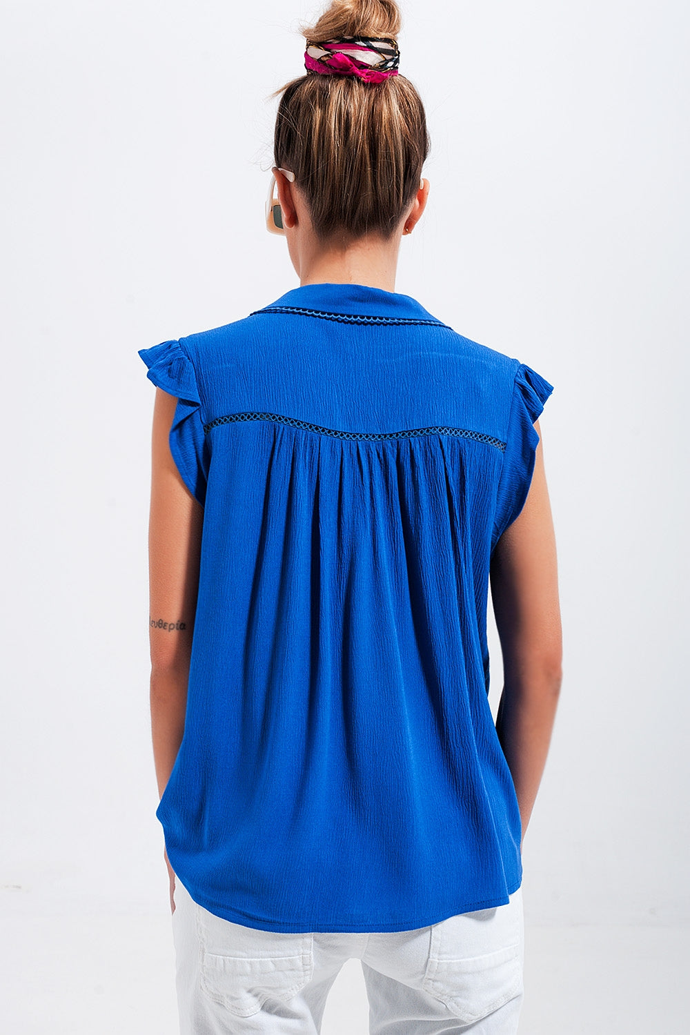 Blouse and ruffles on the sleeves in blue