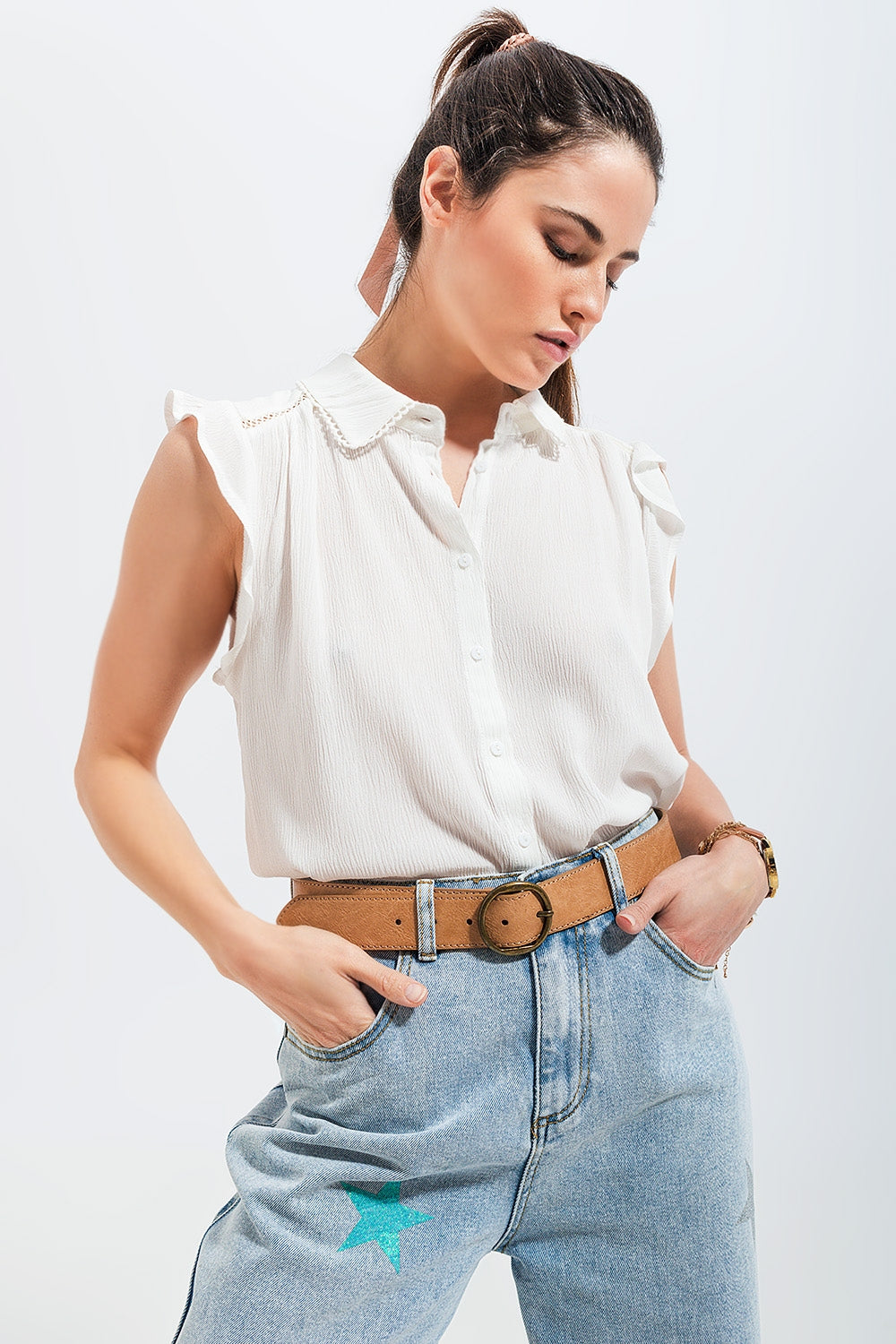 Blouse and ruffles on the sleeves in white