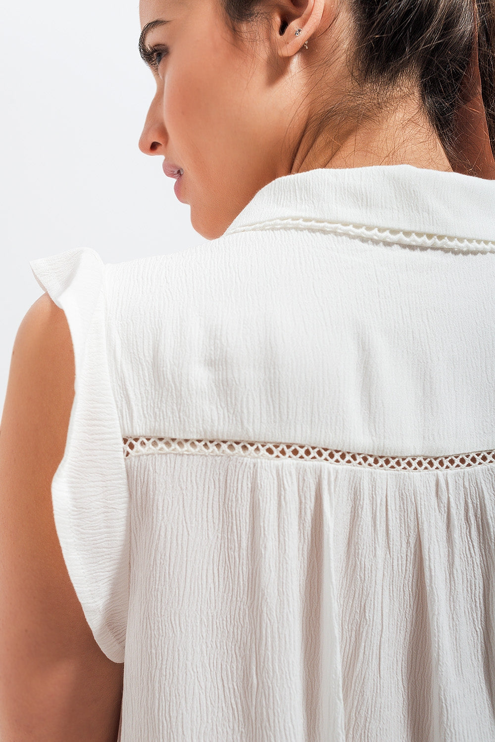 Blouse and ruffles on the sleeves in white