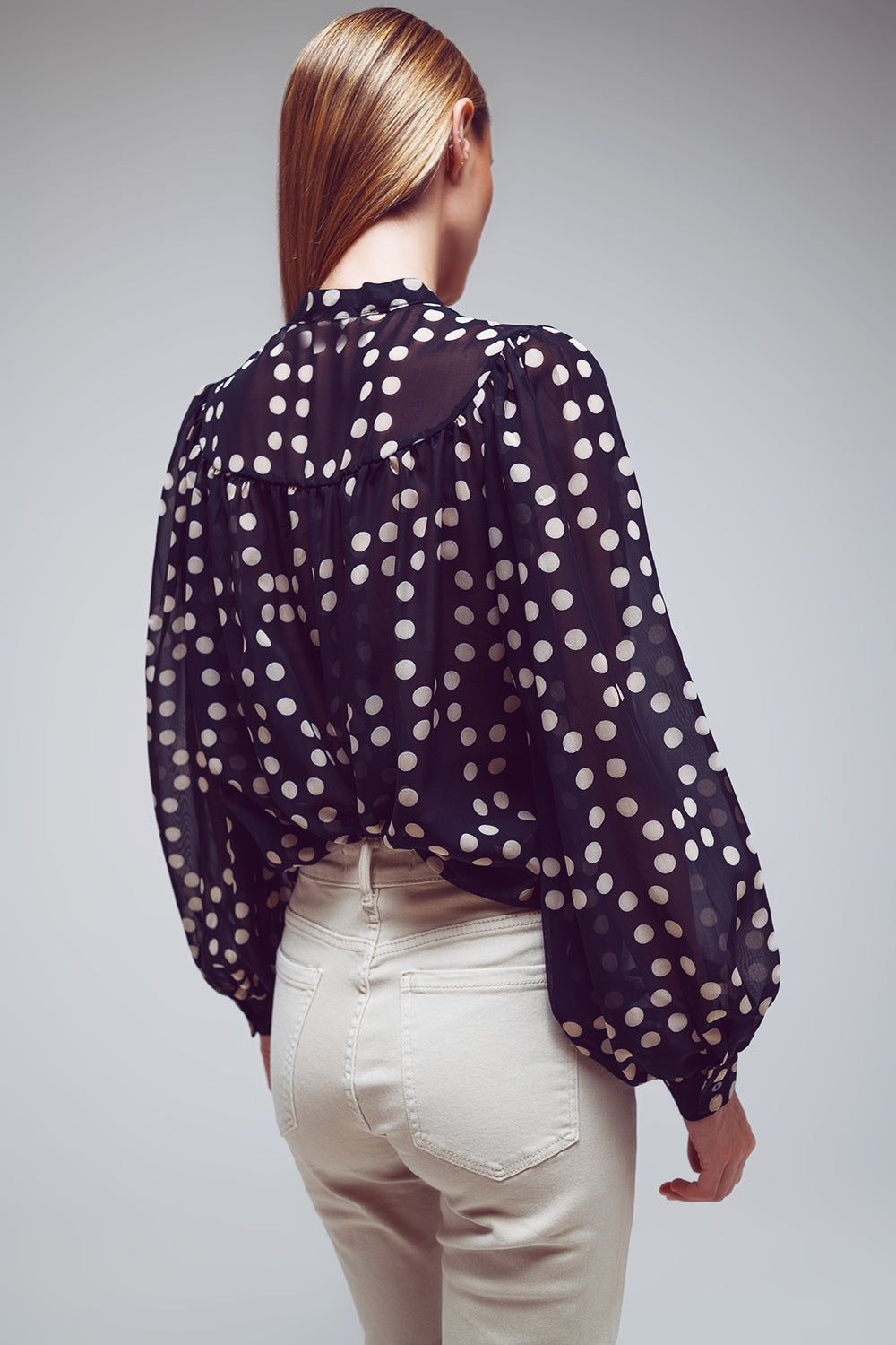 Blouse met ballonmouwen en Mao-stijl kraag in crème en zwart polkadot-print