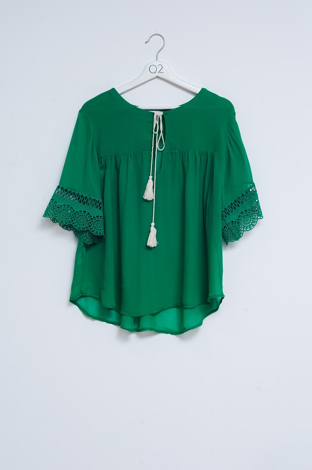 Q2 Blouse met broderie en gestrikte voorkant in groen