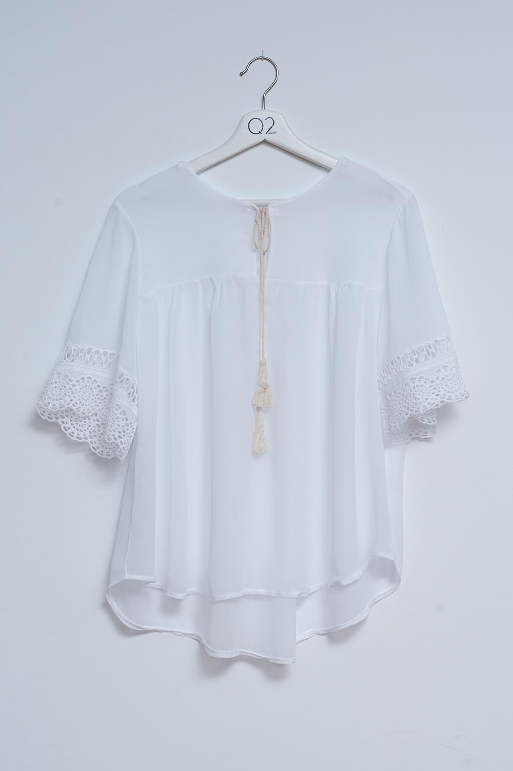 Q2 Blouse met broderie en gestrikte voorkant in wit