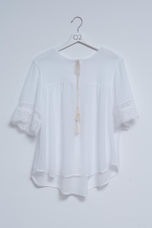 Q2 Blouse met broderie en gestrikte voorkant in wit