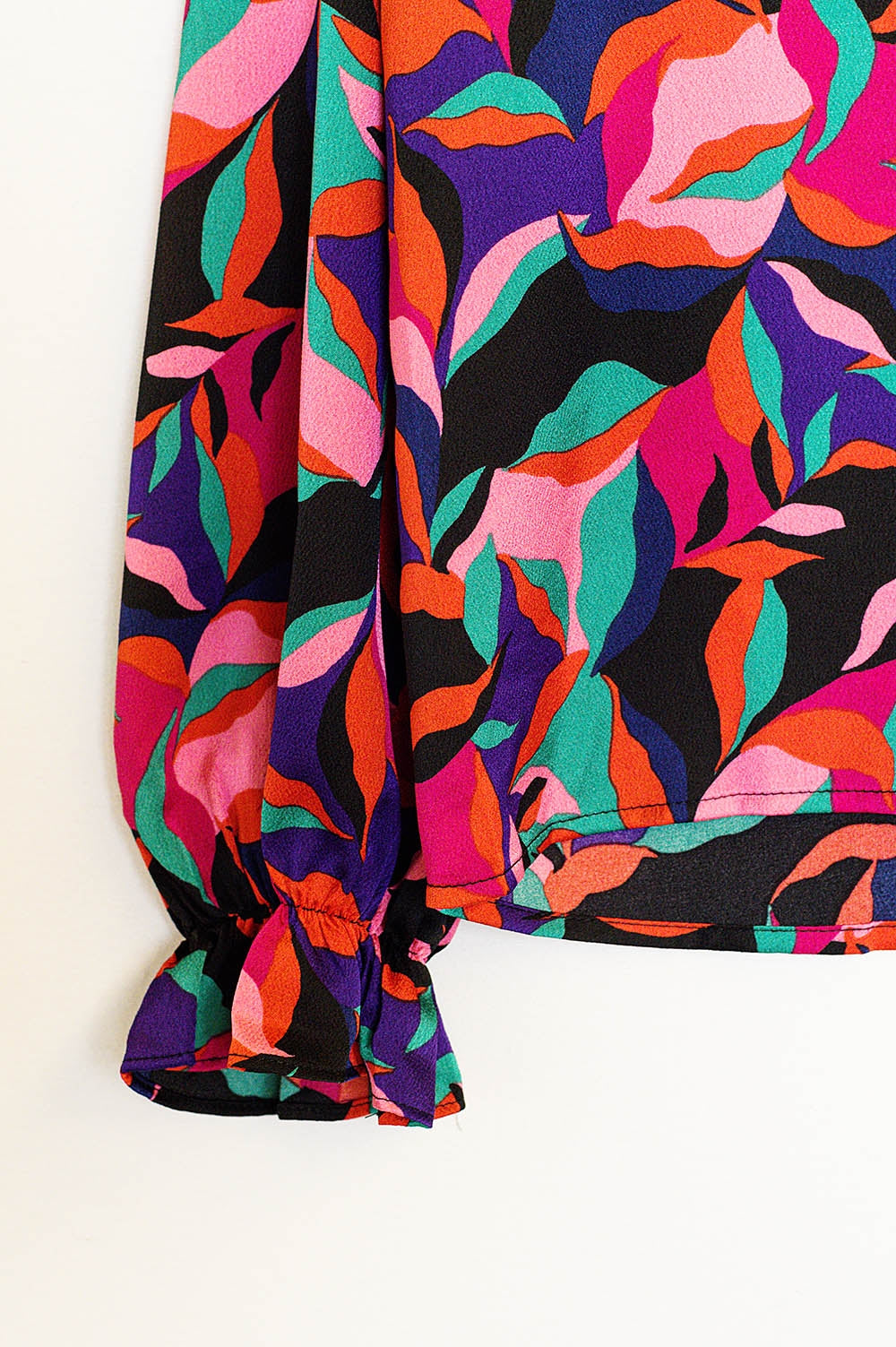 Blouse met ruches aan de hals en manchetten in kleurrijk abstract bladermotief