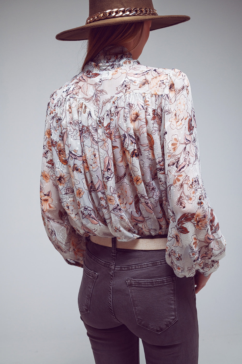 Blouse met strikkraag en lange mouwen in crèmekleurige bloemenprint