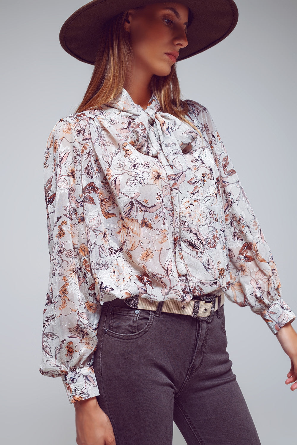 Blouse met strikkraag en lange mouwen in crèmekleurige bloemenprint