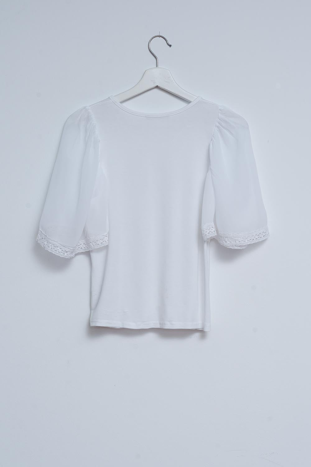 Blouse with flared sleeves in white