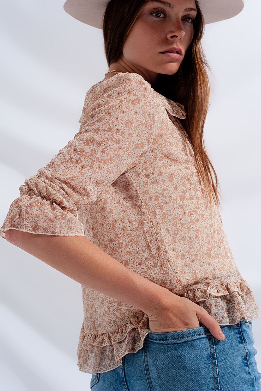 Chiffon blouse with bow on the front and fine floral print in beige