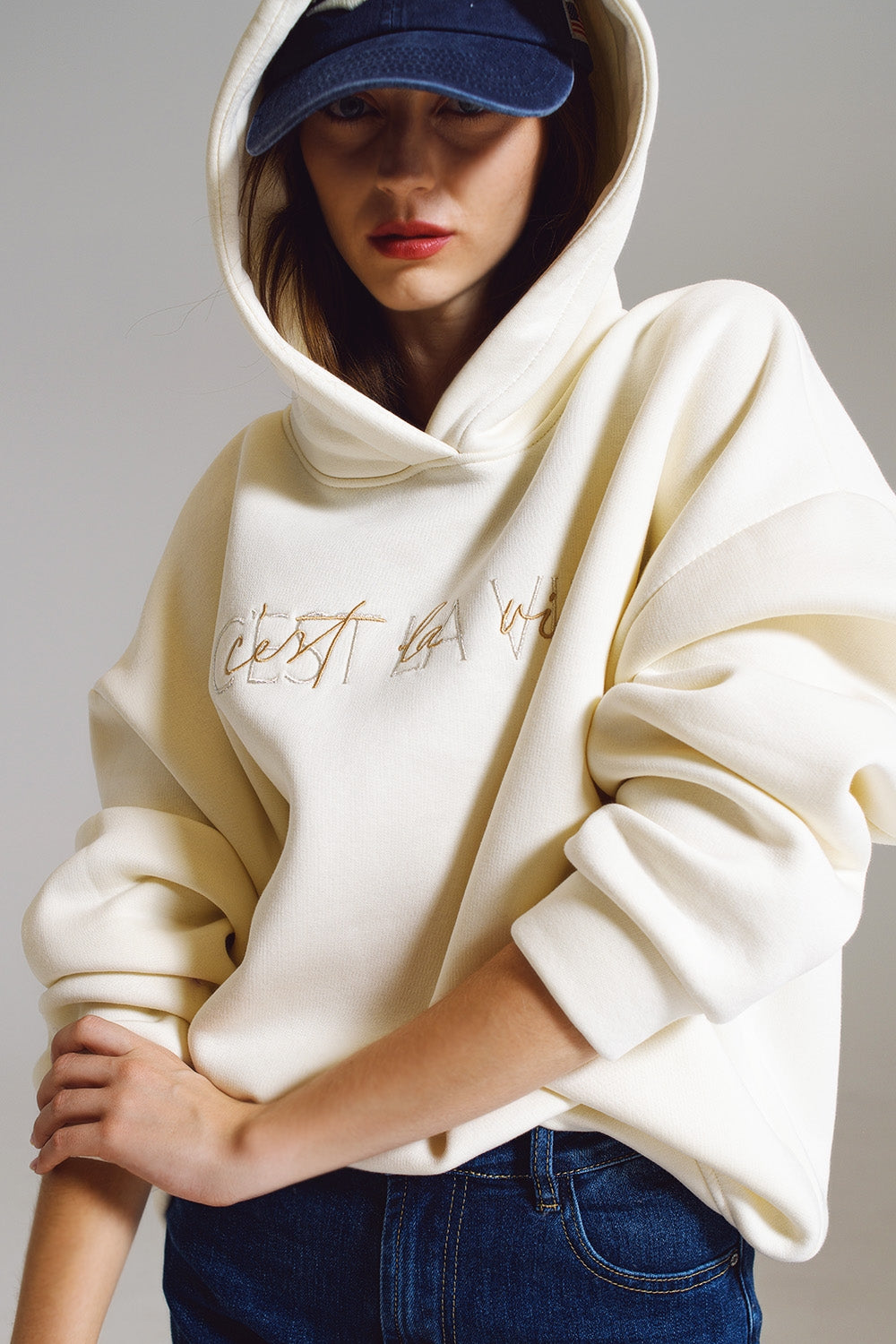 Cream hoodie met geborduurde tekst Cest La Vie