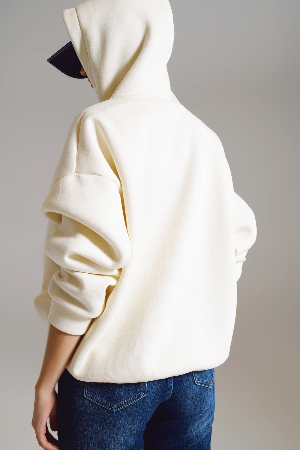 Cream hoodie met geborduurde tekst Cest La Vie