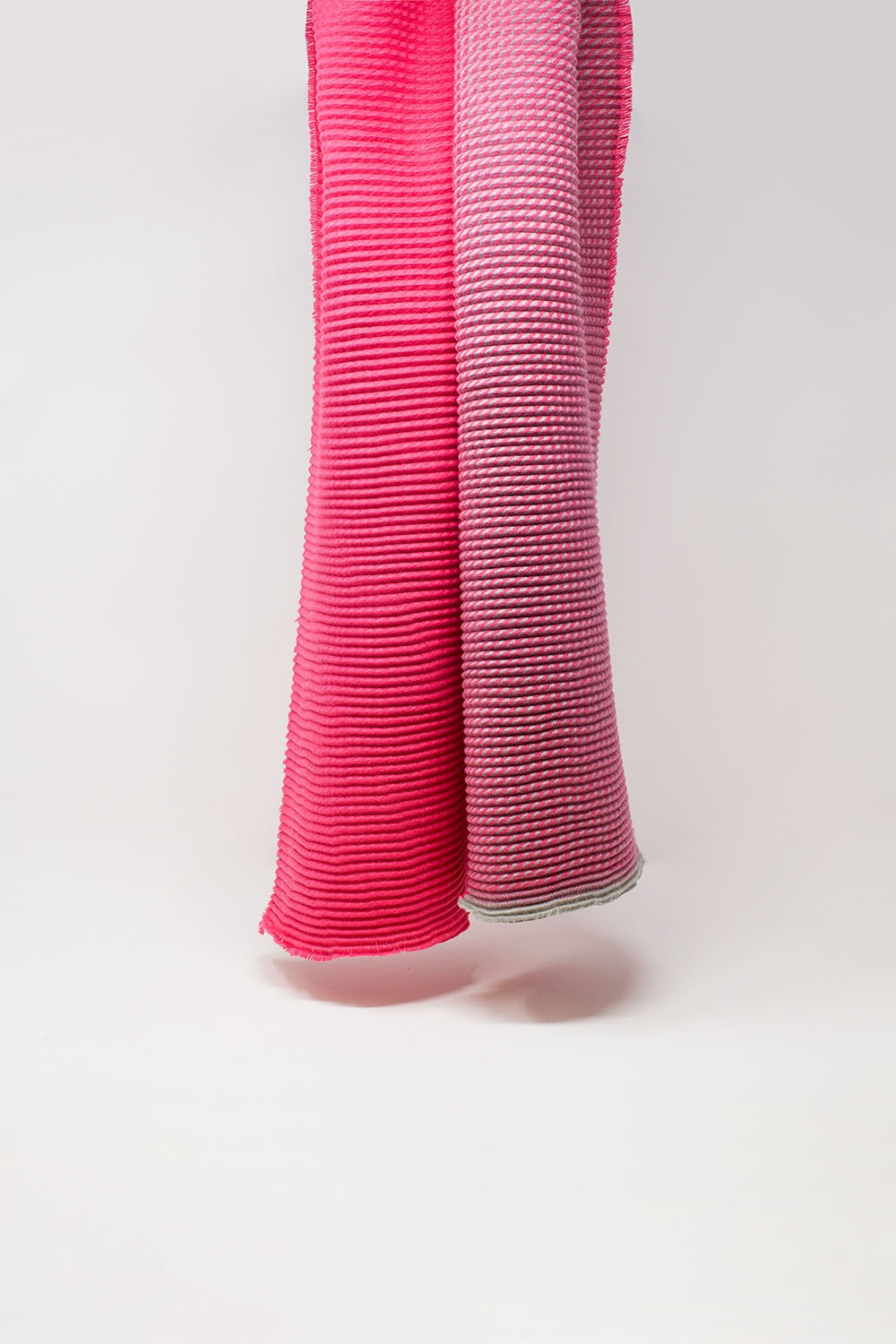 Dunne sjaal met gemengde breisels in roze tinten