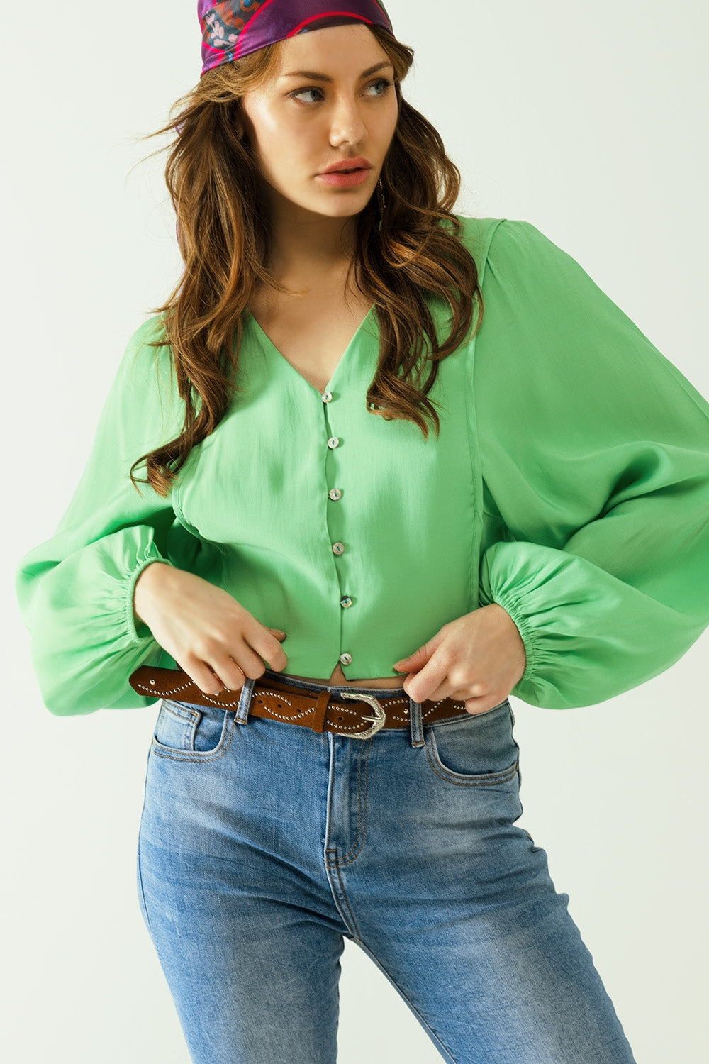 Q2 Groene blouse met ballonmouwen en voorsluiting met knopen