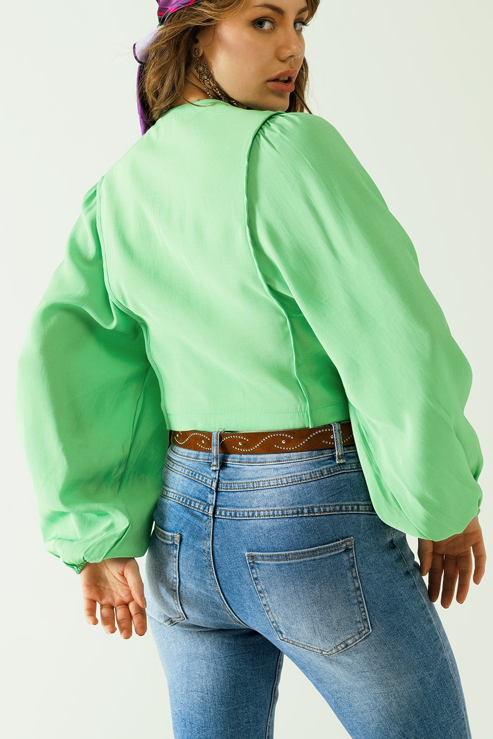 Groene blouse met ballonmouwen en voorsluiting met knopen