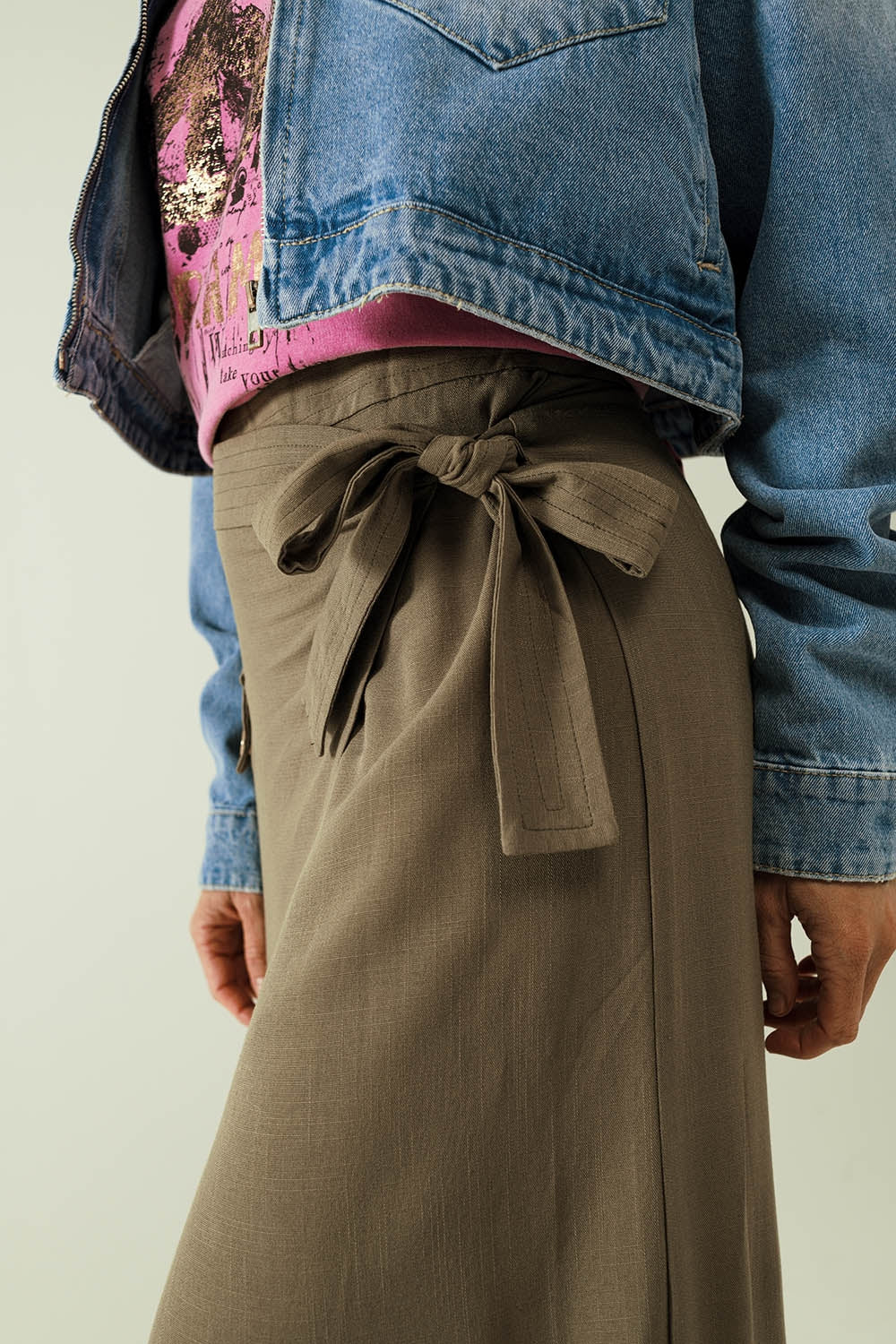 Kaki halflange rok met één zak en een kanten detail